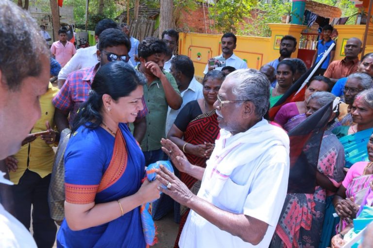 தூத்துக்குடி நாடாளுமன்ற தொகுதியில் போட்டியிட  திமுக சார்பில் கனிமொழி வேட்பு மனு ..