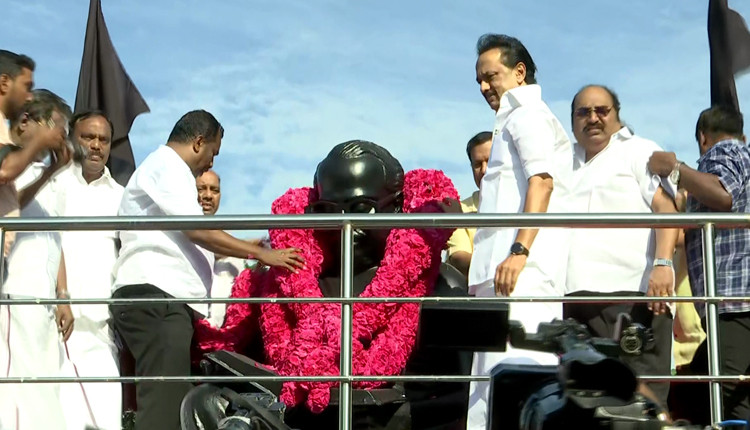 பேரறிஞர் அண்ணாவின் 111வது பிறந்தநாள் விழா: அண்ணா சிலைக்கு திமுக தலைவர் மரியாதை