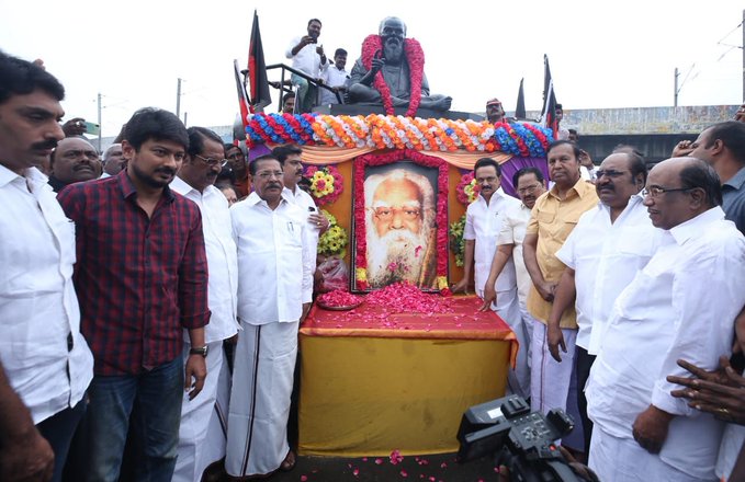 தந்தை பெரியாரின் 46-வது நினைவு தினம் : திமுக தலைவர் மு.க.ஸ்டாலின் மலர் தூவி மரியாதை..