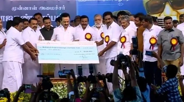 முன்னாள் அமைச்சர் ராஜகண்ணப்பன் ஆதரவாளர்களுடன் மு.க.ஸ்டாலின் முன்னிலையில்  திமுக-வில் இணைந்தார்..