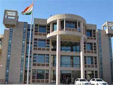 பாகிஸ்தானில் இந்திய தூதரக அதிகாரிகள் இருவரைக் காணவில்லை