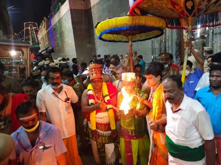 திருவண்ணாமலை தீபத் திருவிழா : அதிகாலை பரணி தீபம் ஏற்றப்பட்டது.