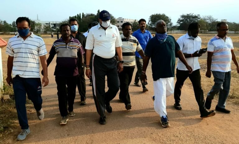 காரைக்குடியில் நடைப்பயிற்சி செய்வோரிடம் கார்த்தி சிதம்பரம் எம்.பி வாக்கு சேகரிப்பு..