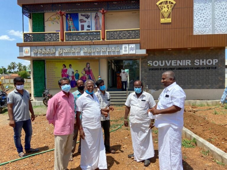 கட்டி முடிந்த நிலையில் திறக்கப்படாமல்  உள்ள சாயப்பட்டறை மற்றும்  கைத்தறி விற்பனை அரங்கை  ஆய்வு செய்தார்: காரைக்குடி எம்எல்ஏ மாங்குடி ஆய்வு..