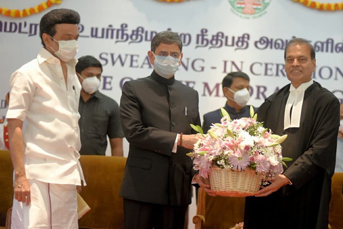 சென்னை உயர்நீதிமன்ற  தலைமை நீதிபதியாக முனீஸ்வர் நாத் பண்டாரி பதவி ஏற்பு..