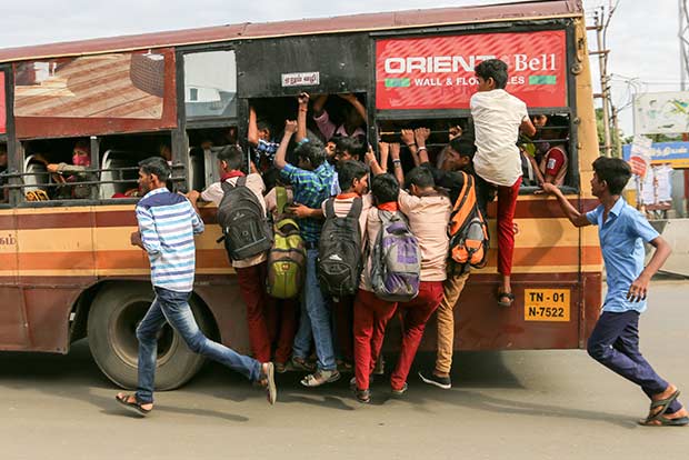 பள்ளி, கல்லூரி மாணவர்கள் பேருந்து  படிக்கட்டில் பயணம் செய்தால் ஓட்டுநர்,நடத்துனர் மீது நடவடிக்கை..