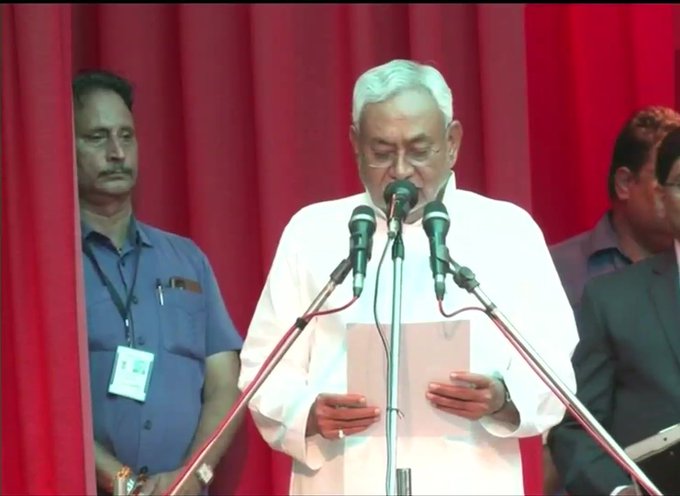 பீகார் முதல்வராக ஐக்கிய ஜனதா தள தலைவர் நிதிஷ் குமார்  8 முறையாக பதவியேற்பு..
