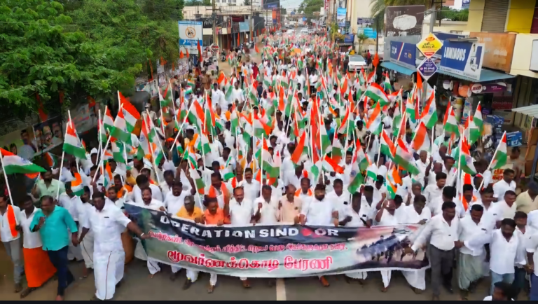 காரைக்குடியில் “மூவர்ணக்கொடி சிந்தூர் பேரணி” :பாஜக மாவட்ட தலைவர் பாண்டித்துரை தொடங்கி வைத்தார்..