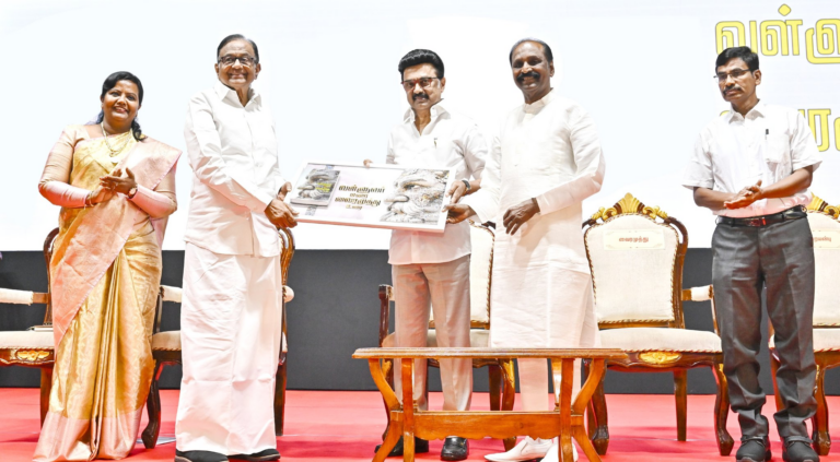 வைரமுத்து எழுதிய “வள்ளுவர் மறை வைரமுத்து உரை” நூலினை முதல்வர் மு.க.ஸ்டாலின் வெளியிட்டார்..