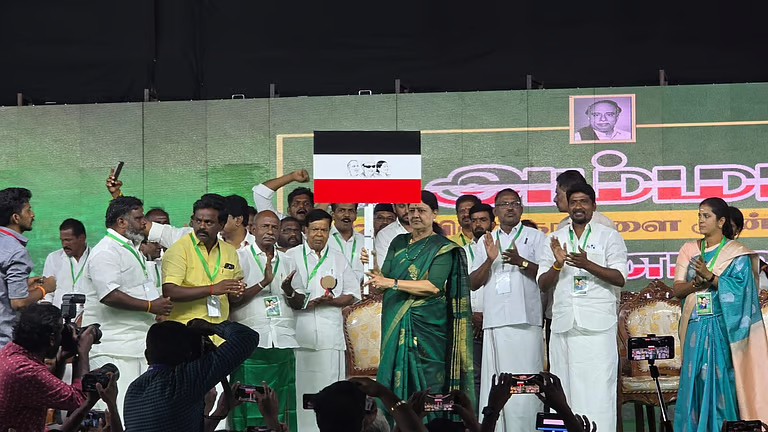 புதிய கட்சி தொடக்கம்: அண்ணா, எம்ஜிஆர், ஜெ. உருவம் பொறித்த கொடி அறிமுகம் செய்தார் சசிகலா…