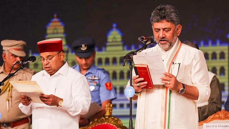 கர்நாடகாவின் புதிய முதல்வராக டி.கே.சிவக்குமார் பதவியேற்பு..