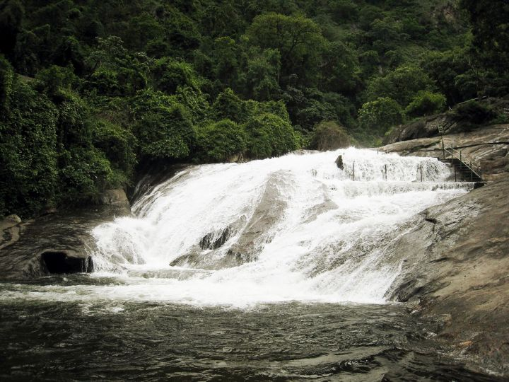 கோவை குற்றாலத்தில் வெள்ளப்பெருக்கு ஏற்பட்டுள்ளதால் சுற்றுல்லா பயணிகளுக்கு அனுமதி மறுப்பு..