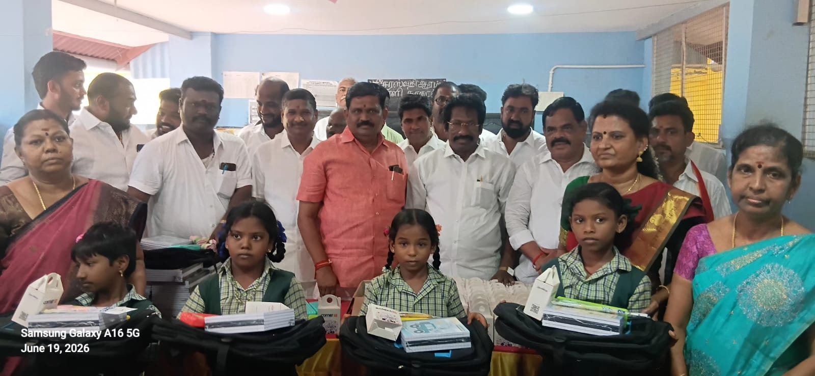 முதல்வர் விஜய் பிறந்தநாள் விழா : காரைக்குடி ஸ்ரீ சரஸ்வதி ஆரம்பப் பள்ளி மாணவர்களுக்கு நலத் திட்ட உதவி..